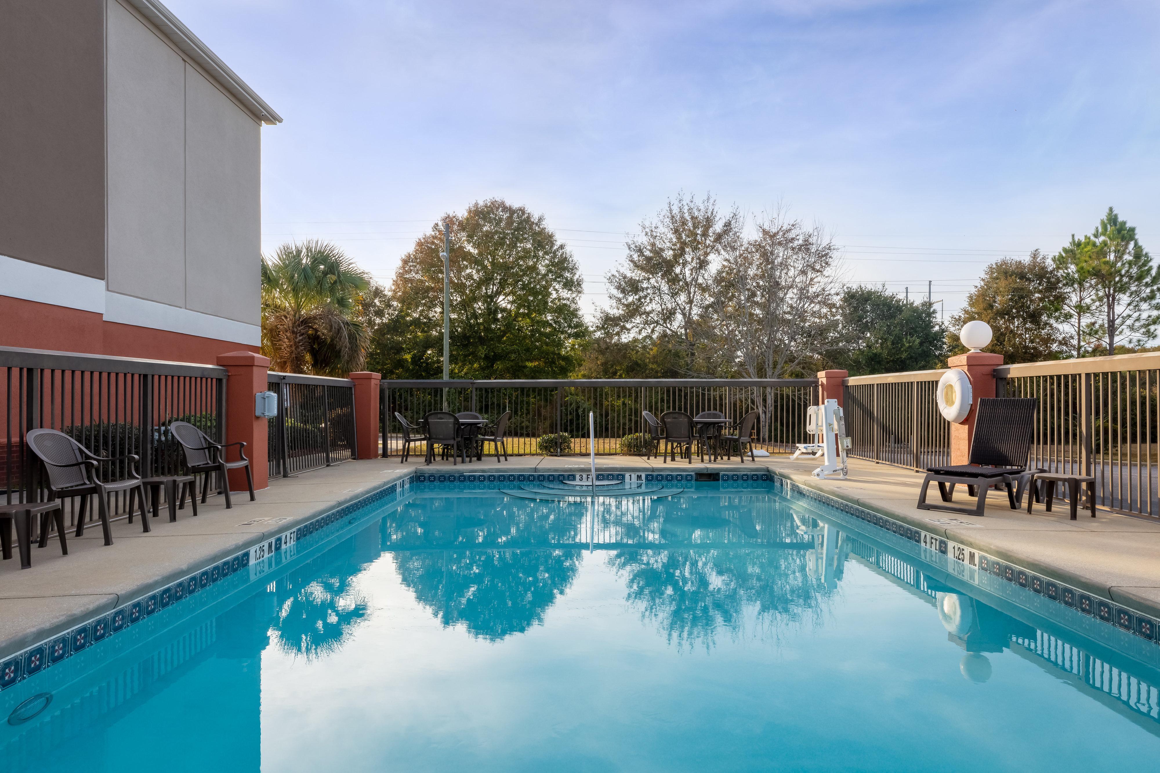 Holiday Inn Express & Suites Milton East I-10 By Ihg Exteriör bild